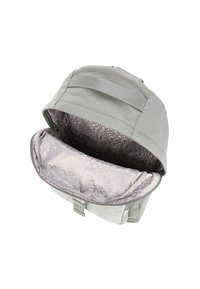 Zaino in tessuto grigio con coperchio a pattina, dotato di chiusura con fermaglio argentato. L'interno presenta una fodera con un motivo in cui è ripetuto il nome del brand.
