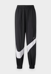 Czarne spodnie sportowe z lekkiego materiału, z elastycznym paskiem w talii, elastycznymi ściągaczami na końcach nogawek oraz wyraźnym białym logo Nike w kształcie szczytu.