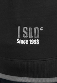 Czarna bluza z haftowanym logo z teksturą "! SLD" oraz napisem "Since 1993" w kontrastowym szarym kolorze, z prążkowanym dołem i mankietami.