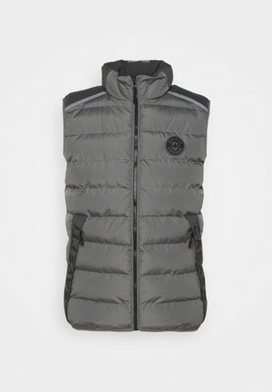 Gilet imbottito senza maniche grigio scuro con zip frontale, collo alto, tasche laterali con zip e patch logo circolare sul petto.