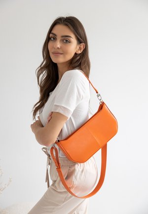 Borsa a tracolla di pelle arancione con forma rettangolare, texture liscia, tracolla regolabile e dettagli di cucitura discreti.