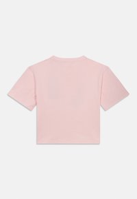 Κοντομάνικο ροζ βαμβακερό μπλουζάκι με κοντά μανίκια, στρογγυλή λαιμόκοψη και άνετη εφαρμογή. Η πίσω πλευρά έχει λεία και χωρίς διακοσμήσεις επιφάνεια.