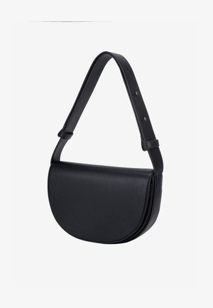 Sac bandoulière demi-lune en cuir noir avec sangle réglable et détails de boucle argentés sur fond uni clair.