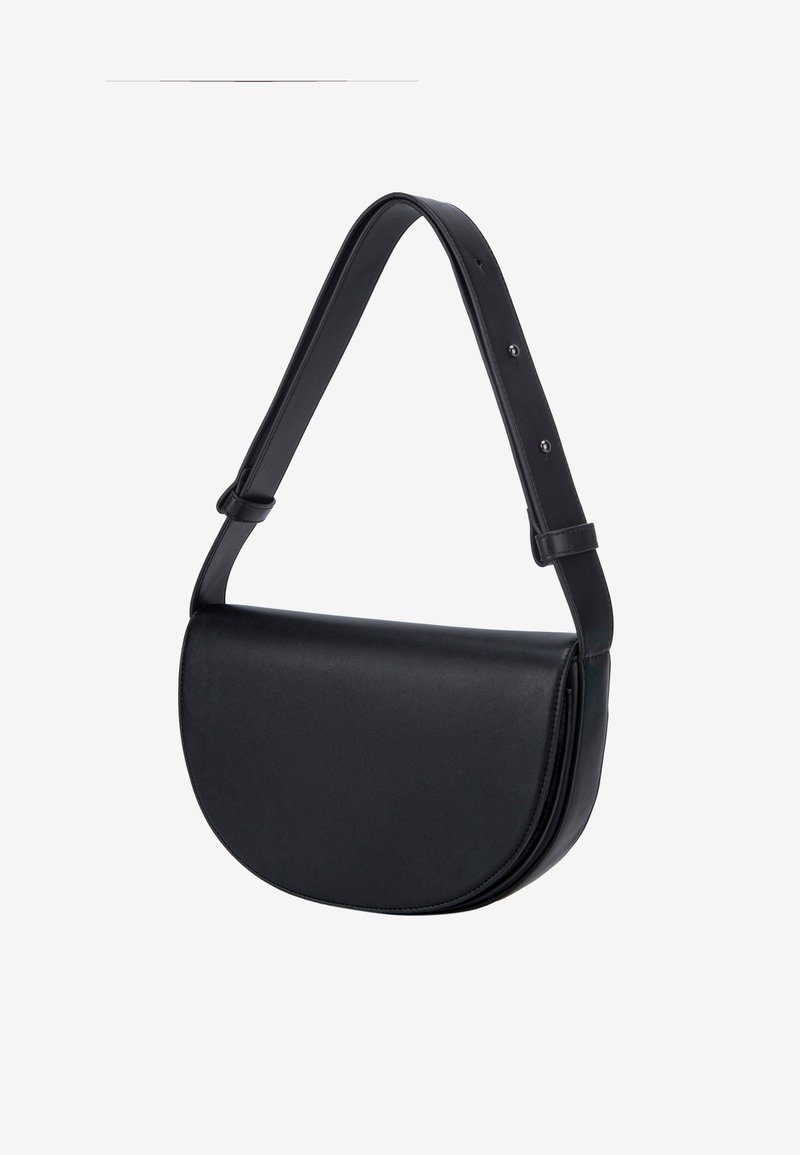 Sac bandoulière demi-lune en cuir noir avec sangle réglable et détails de boucle argentés sur fond uni clair.