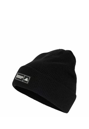 Bonnet en maille noire avec revers plié, comportant un patch rectangulaire avec texte blanc et un logo à trois bandes.