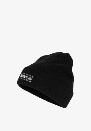 Bonnet en maille noire avec revers plié, comportant un patch rectangulaire avec texte blanc et un logo à trois bandes.