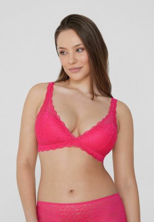 Bralette en dentelle rose avec une forme triangulaire, bords festonnés et bretelles réglables, comportant des motifs floraux et une texture douce.