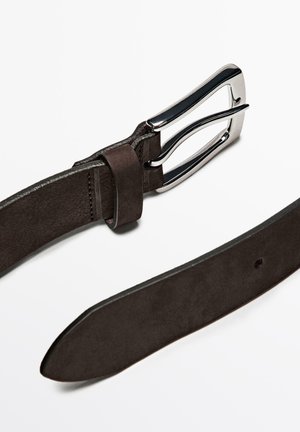 Ceinture en cuir marron avec une texture lisse, dotée d'une boucle en argent poli et d'une extrémité effilée. Comprend des trous ajustables pour la taille.