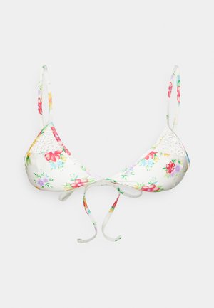 Top de bikini floral en blanco con patrones en rosa y verde. Presenta tirantes estrechos y detalles de ganchillo, atado en la parte posterior para ajustarlo.