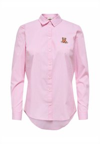 Camisa de botones a rayas rosa con mangas largas. Presenta un bordado de un oso de peluche en el lado izquierdo del pecho. Tiene un dobladillo redondeado y un diseño de cuello clásico.