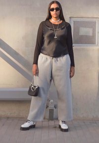Nike Sportswear PHOENIX W NSW STYLE FLC HR PANT PLUS - Pantalones deportivos - grey heather
