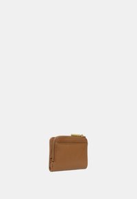Portafoglio in pelle marrone con chiusura a zip tutto attorno e design sottile, caratterizzato da una superficie liscia e dettagli di cucitura minimi.