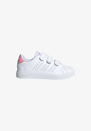 Sneaker bianche adidas con parte superiore in pelle liscia, strisce in velcro, perforazioni sottili e un accento rosa sul tallone.