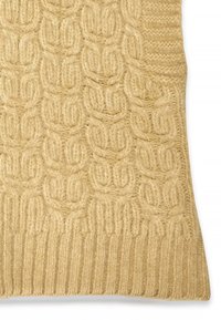 Gebreide trui in lichtbeige met een gestructureerd kabelpatroon en een geribde zoom. Het materiaal lijkt zacht en chunky, wat de warmte en het comfort vergroot.