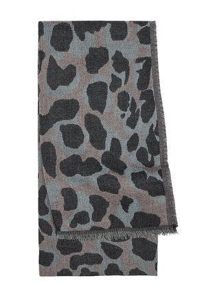 Miękki szal z tkaniny w szary, czarny i stłumiony brązowy abstrakcyjny wzór w panterkę oraz frędzlami, starannie złożony na białym tle.