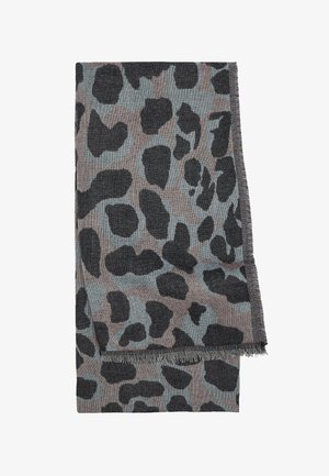 Miękki szal z tkaniny w szary, czarny i stłumiony brązowy abstrakcyjny wzór w panterkę oraz frędzlami, starannie złożony na białym tle.