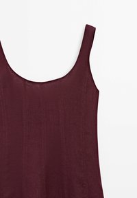 Burgundi väri ilma varrukat dress, millel on ümar kaelus, vertikaalsed õmblusdetailid ja tekstuuriga kangas.