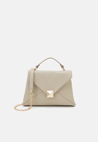 Beige læderhåndtaske med en triangular flap, prydet med en guldfarvet firkantet stud. Har en aftagelig kædestrop og en top-håndtag.