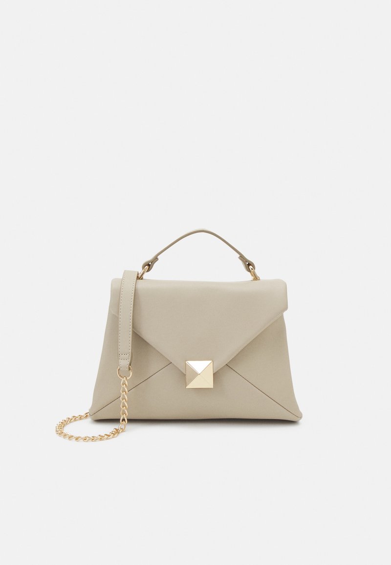 Beige læderhåndtaske med en triangular flap, prydet med en guldfarvet firkantet stud. Har en aftagelig kædestrop og en top-håndtag.