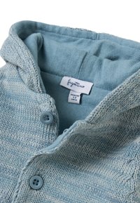 Himmelblauer, gestrickter Pullover mit Kapuze, ausgestattet mit einem Knopfverschluss und einem strukturierten Muster. Enthält ein Pflegeetikett mit Größeninformationen.