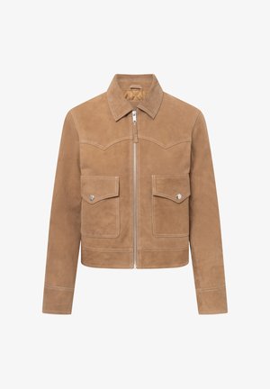 Giacca in suede color cuoio con cerniera frontale, due tasche con pattina e bottoni a pressione, e colletto appuntito, con cuciture a contrasto bianche.