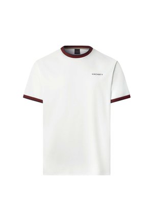 Witte t-shirt met korte mouwen en bordeauxrode rand bij de kraag en mouwen, met een klein "HACKETT" logo op de borst.