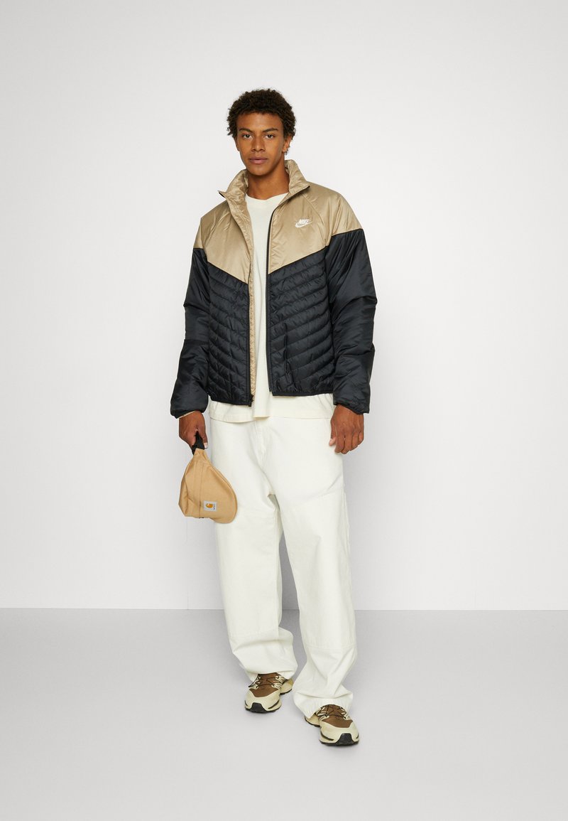 Nike Sportswear M NK WR MIDWEIGHT PUFFER - Zimní bunda - black/khaki/sail