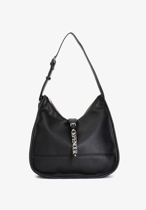 Mustan nahkaolkalaukun teksturoidulla pinnalla, vetoketjukiinnityksellä ja näkyvällä koristeellisella yksityiskohdalla, jossa lukee "Café Noir."