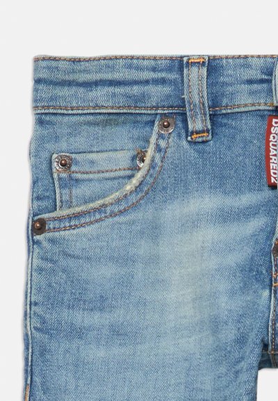 Ljust blå denimjeans med rak passform, med kopparfästen, en liten framficka och en märkesetikett på midjebandet.