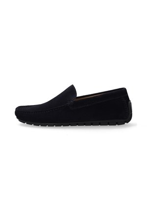 Navy ruskind slip-on sko med flad sort gummisål, rund tå og minimale stikninger. Glat tekstur og strømlinet design.