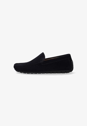 Navy Blau Wildleder Slipper mit einer flachen schwarzen Gummisohle, rundem Zeh und minimalen Nähakzenten. Glatte Textur und schlankes Design.