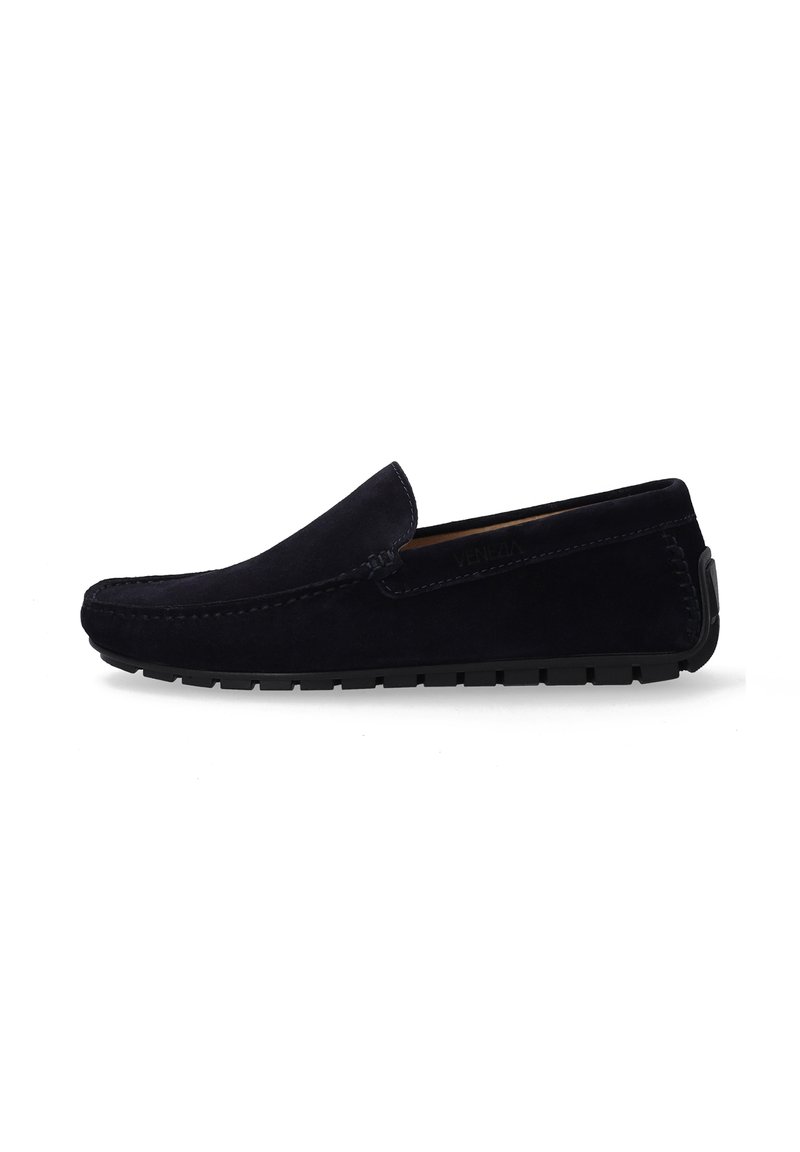 Navy ruskind slip-on sko med flad sort gummisål, rund tå og minimale stikninger. Glat tekstur og strømlinet design.