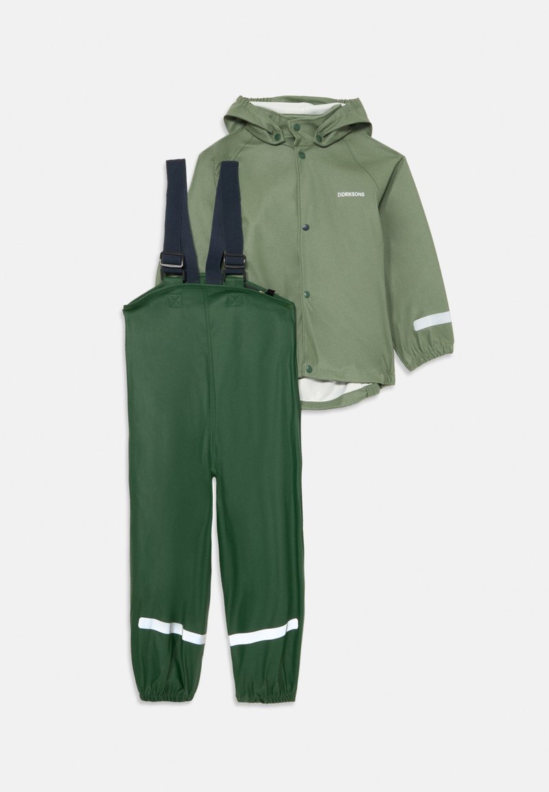 Roheline veekindel jakk kapuutsiga ja nööpidega, koos sobivate roheliste ülikondadega, millel on reguleeritavad rihmad ja peegeldavad aktsendid.