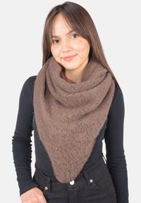 Brauner dreieckiger Schal aus weichem, strukturiertem Stoff, der locker um den Hals drapiert ist, mit leicht flauschigem Aussehen und einem mehrlagigen Design.