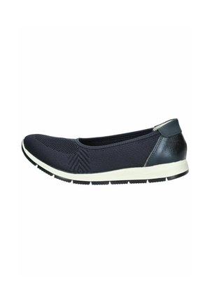 Zapatos de marina sin cordones, hechos de malla transpirable, con una puntera texturizada, suaves detalles de cuero y una suela de goma blanca texturizada.