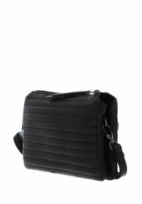 Schwarze Leder-Schultertasche mit gesteppter Optik, Reißverschluss, flacher Form und verstellbarem Riemen mit Metallakzenten.