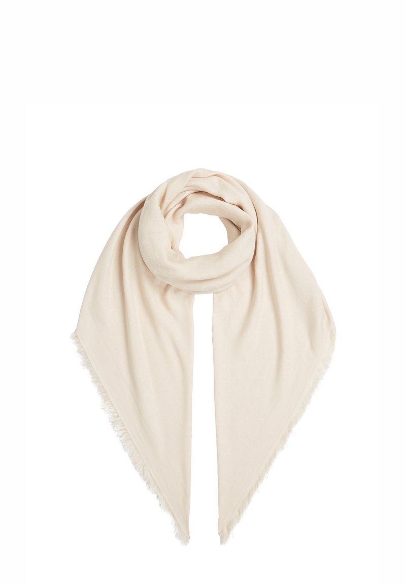 Sciarpa di un leggero beige realizzata in tessuto morbido. Caratterizzata da una forma triangolare con bordi frangiati e una texture sottile, adatta per essere indossata a strati.