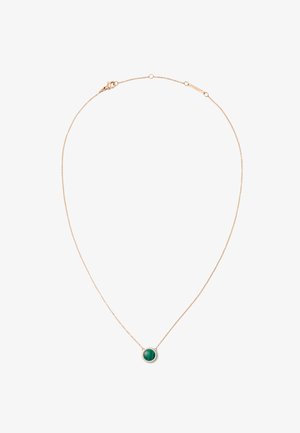 Guldkæde med en rund grøn ædelsten vedhæng omgivet af små krystaller, der har en delikat lås og justerbar længde.