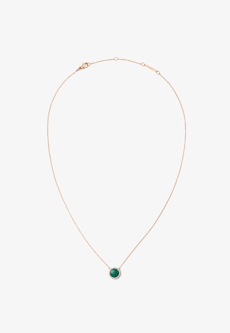 Guldkæde med en rund grøn ædelsten vedhæng omgivet af små krystaller, der har en delikat lås og justerbar længde.