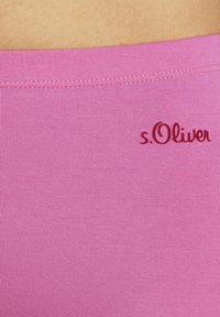 Roza rebrasta elastika z majhnim rdečim vezenim logotipom "s.Oliver". Tkanina je gladka in ima prilegajočo zasnovo.