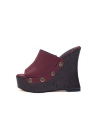 Sandali a zeppa bordeaux con superiore in sintetico liscio, punta aperta e dettagli metallici decorativi ai lati, con una base scura e strutturata.