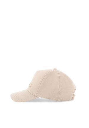 Beige baseballkasket med buet skygge og broderet logo foran, vist fra højre side på hvid baggrund.