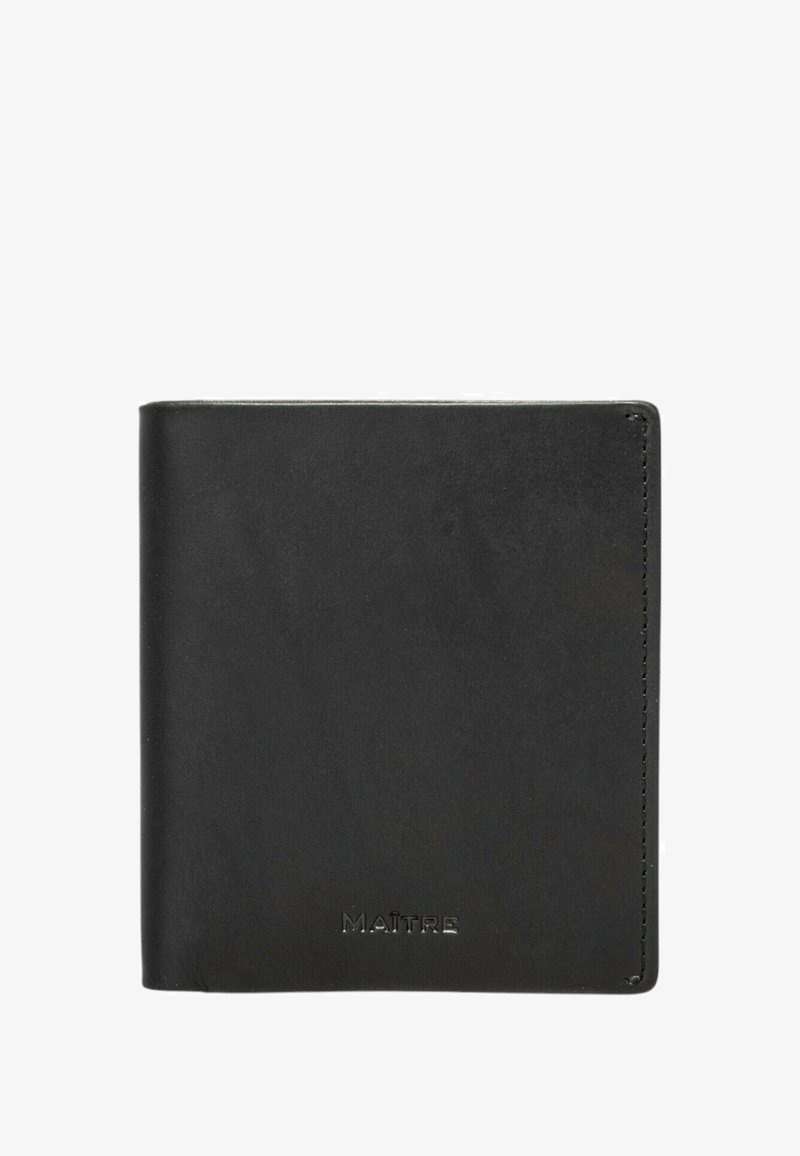 Czarny portfel ze skóry o gładkiej fakturze, złożony, z wytłoczonym logo "MAITRE" na dolnej przedniej części. Krawędzie starannie przeszyte.