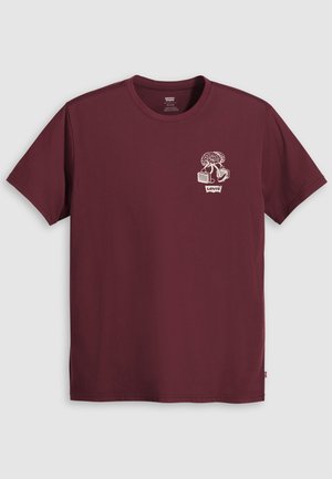 T-shirt en coton bordeaux avec un design graphique blanc représentant un arbre et des boîtes sur le devant. Encolure classique et manches courtes.