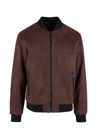 Jachetă bomber din suede maro, cu fermoar în față, două buzunare laterale cu fermoar și mansete și guler negre ribbed. Textură netedă, design clasic.