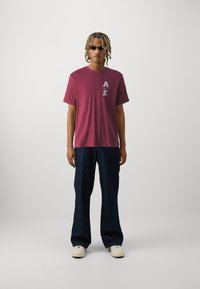 American Eagle CORE TEE  - Apdrukāts T-krekls - burgundy