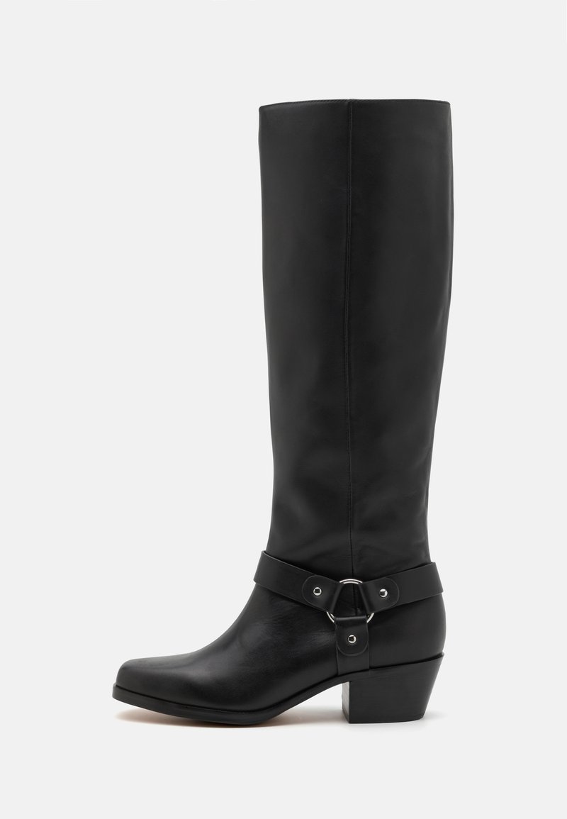 Bottes en cuir noir jusqu'au genou avec un design à bout carré, une accentuation en boucle en métal et un talon épais. Texture lisse dans l'ensemble.