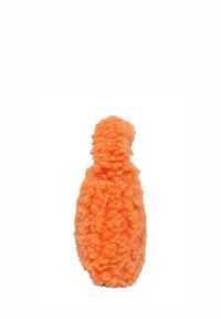 Giocattolo di peluche arancione con una superficie testurizzata e soffice, caratterizzato da una base arrotondata e una parte superiore affusolata, che assomiglia a una forma di animale stilizzato.