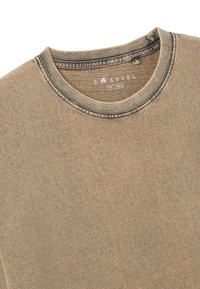 T-shirt khaki con collo rotondo e maniche corte, caratterizzato da una morbida trama di cotone e cuciture visibili lungo il colletto.