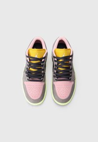 Jordan AIR JORDAN 1 LOW SE - Sneakers laag - oil grey/white/cave stone/arctic punch viotech